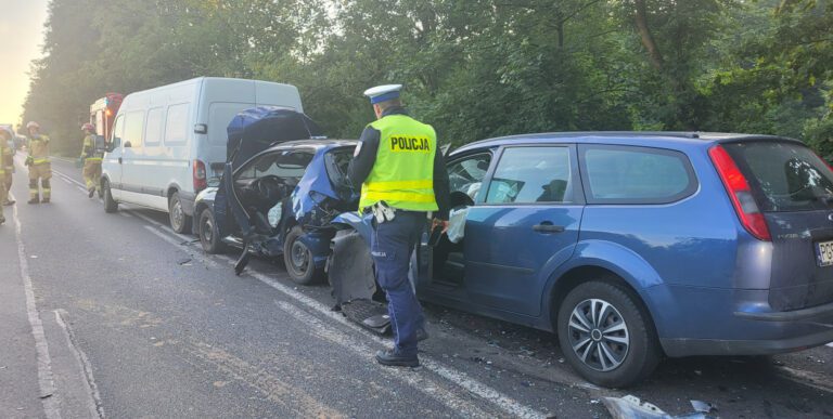 Wypadek na DW432 pod Mechliniem. Bus i dwa auta zderzyły się, jedna osoba w szpitalu