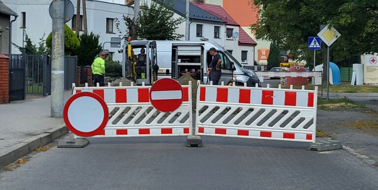 Utrudnienia na ul. Przemysłowej. Nieszczelna instalacja