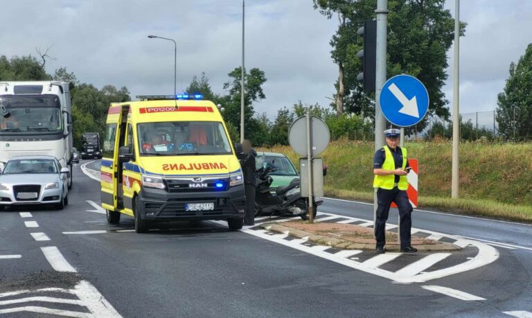 Śrem: zderzenie przy McDonald’s. Skuter uderzył w tył auta, kierujący ze złamaną ręką