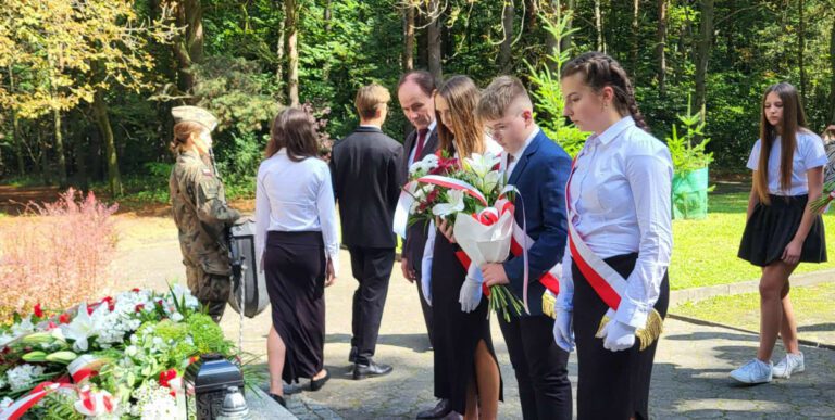 Uroczystość upamiętnienia 86. rocznicy wybuchu II wojny światowej w Śremie