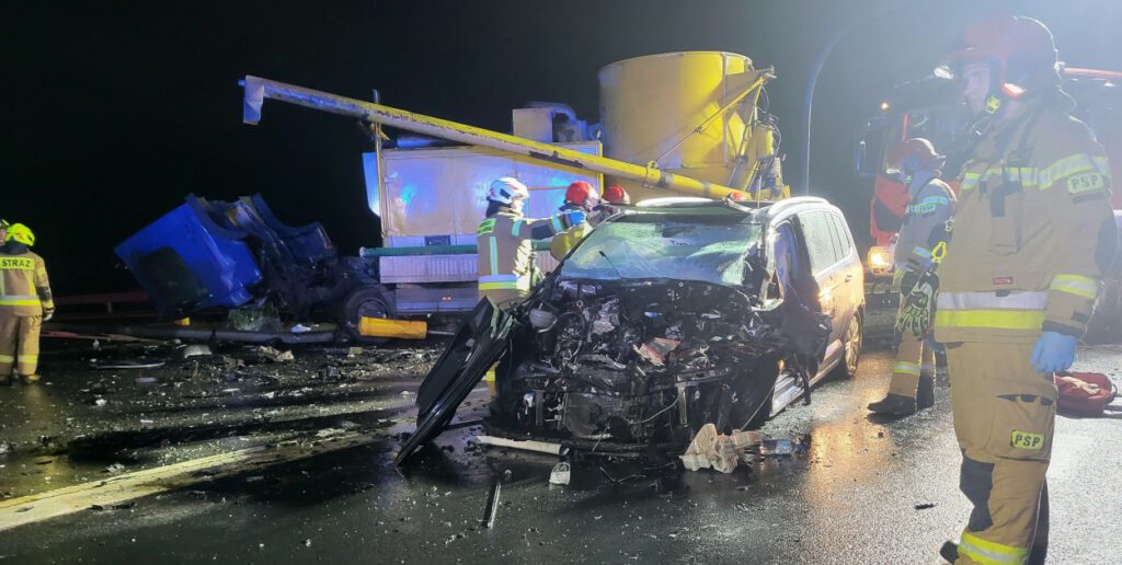 Wypadek na obwodnicy Śremu: pięć osób, w tym dziecko, w szpitalu