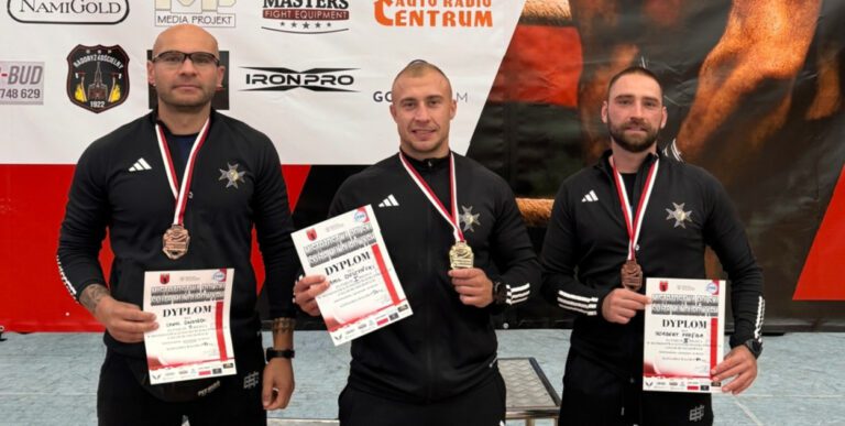 Mundurowi ze Strefy Walki w Śremie z medalami MP służb w kickboxingu