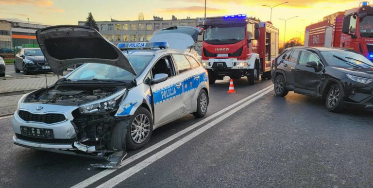 Zderzenie z radiowozem w Śremie. Dwóch policjantów trafiło do szpitala